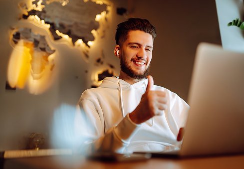 كيف تسافر حول العالم